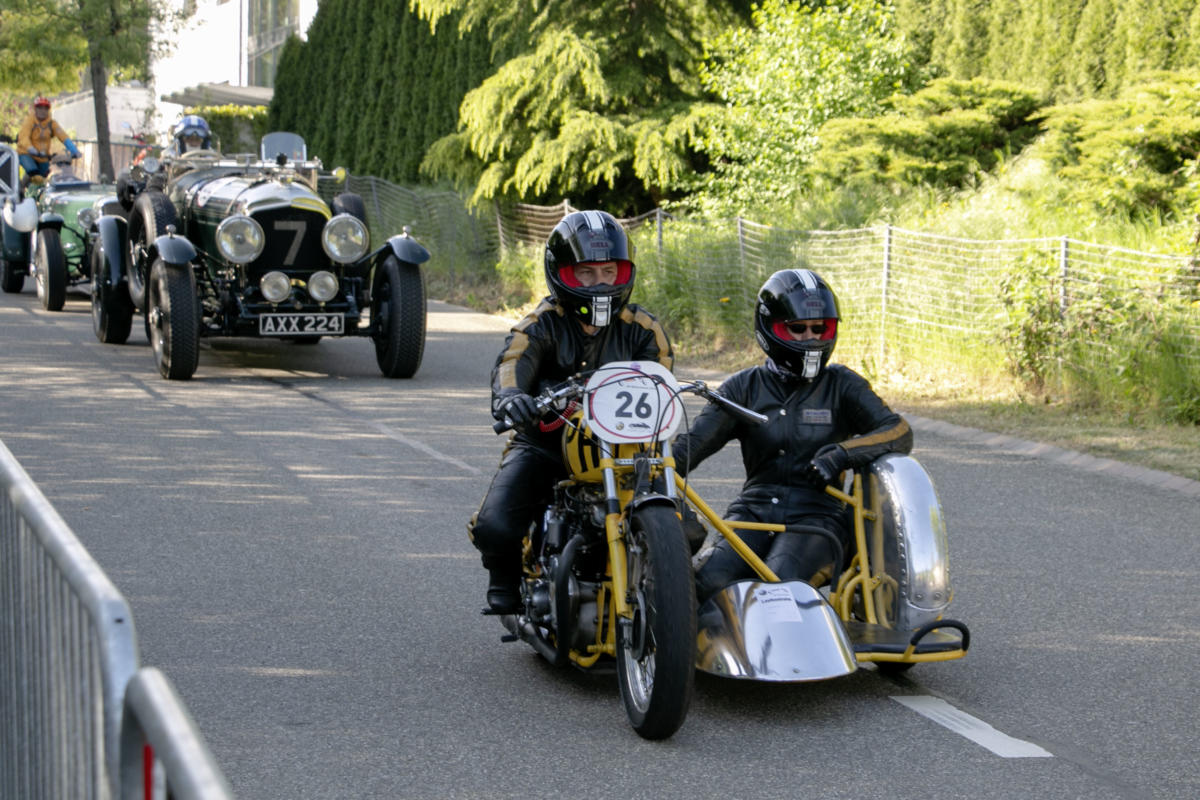 Foto vom GP Mutschellen, Oldtimer-Motorrad-Gespann und Auto-Oldtimer